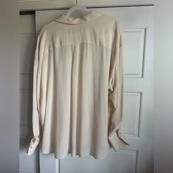 NWT LOFT silky like Blouse - Picture 4 of 4